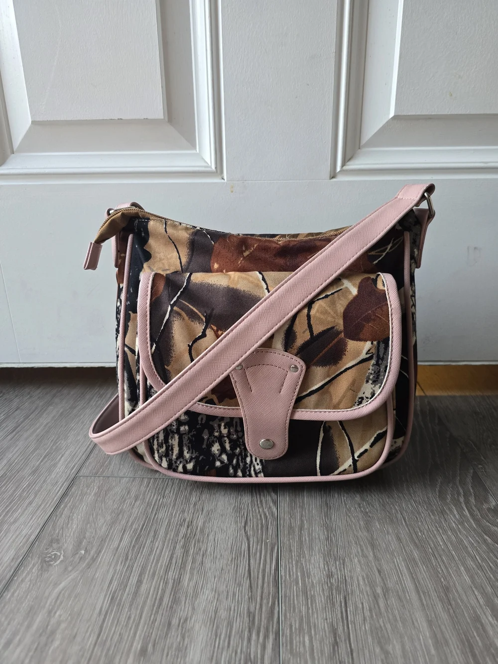 Woodland Creek Camo Crossbody Bag Pink Trim Autumn Leaf Print Snap Flap Pocket